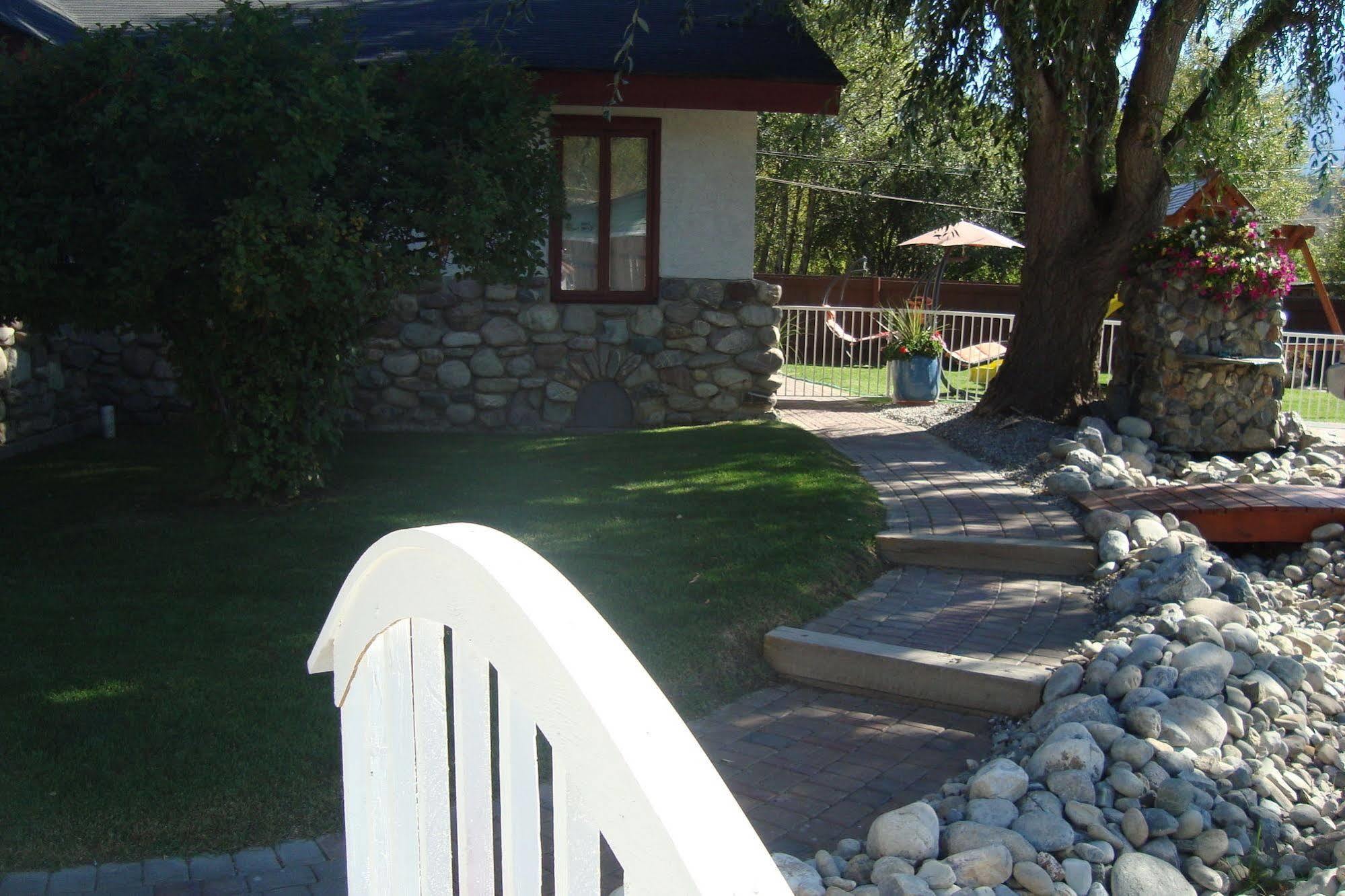 Ypc Fitness & Accomodations Invermere Exteriör bild
