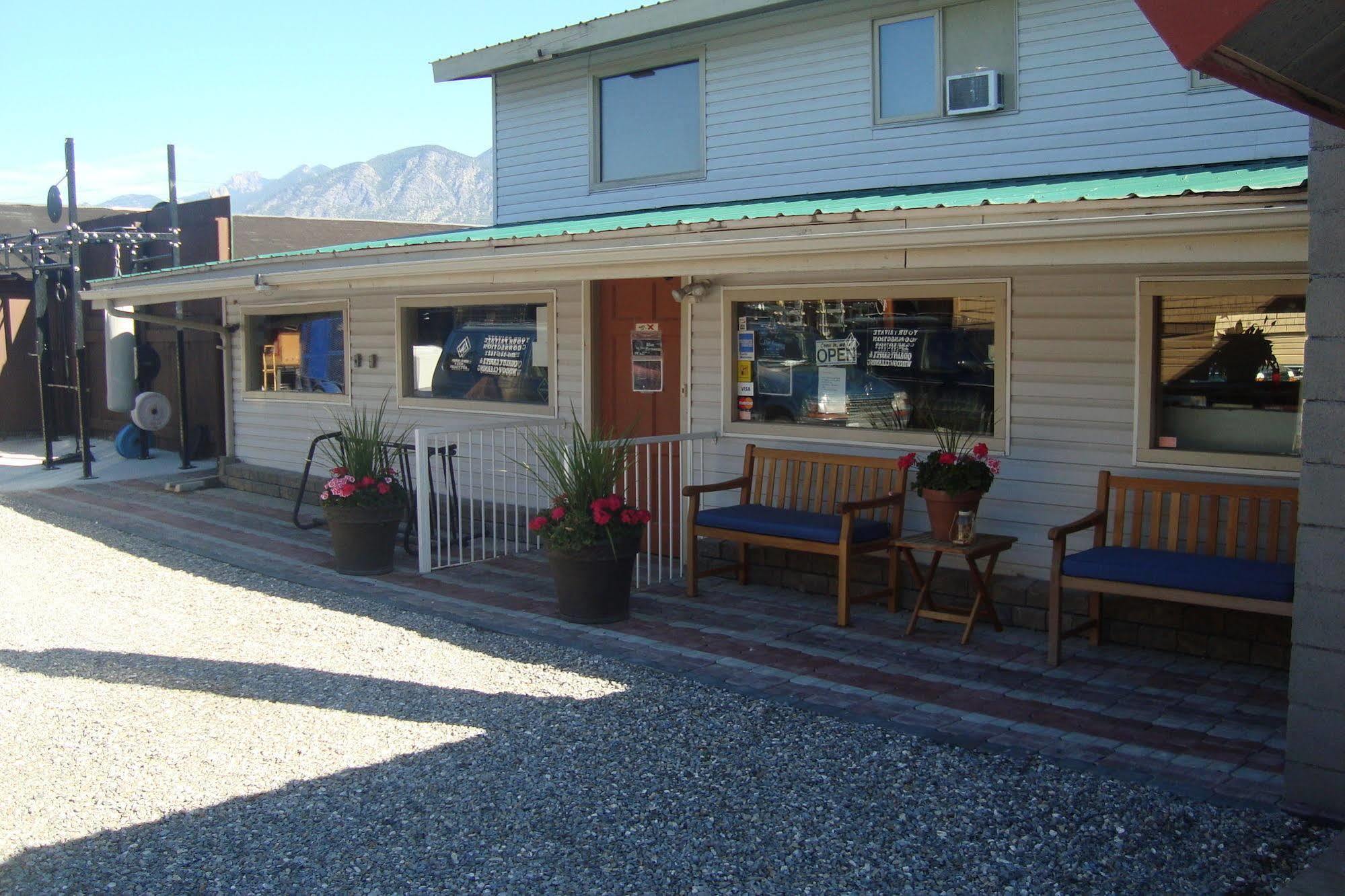 Ypc Fitness & Accomodations Invermere Exteriör bild