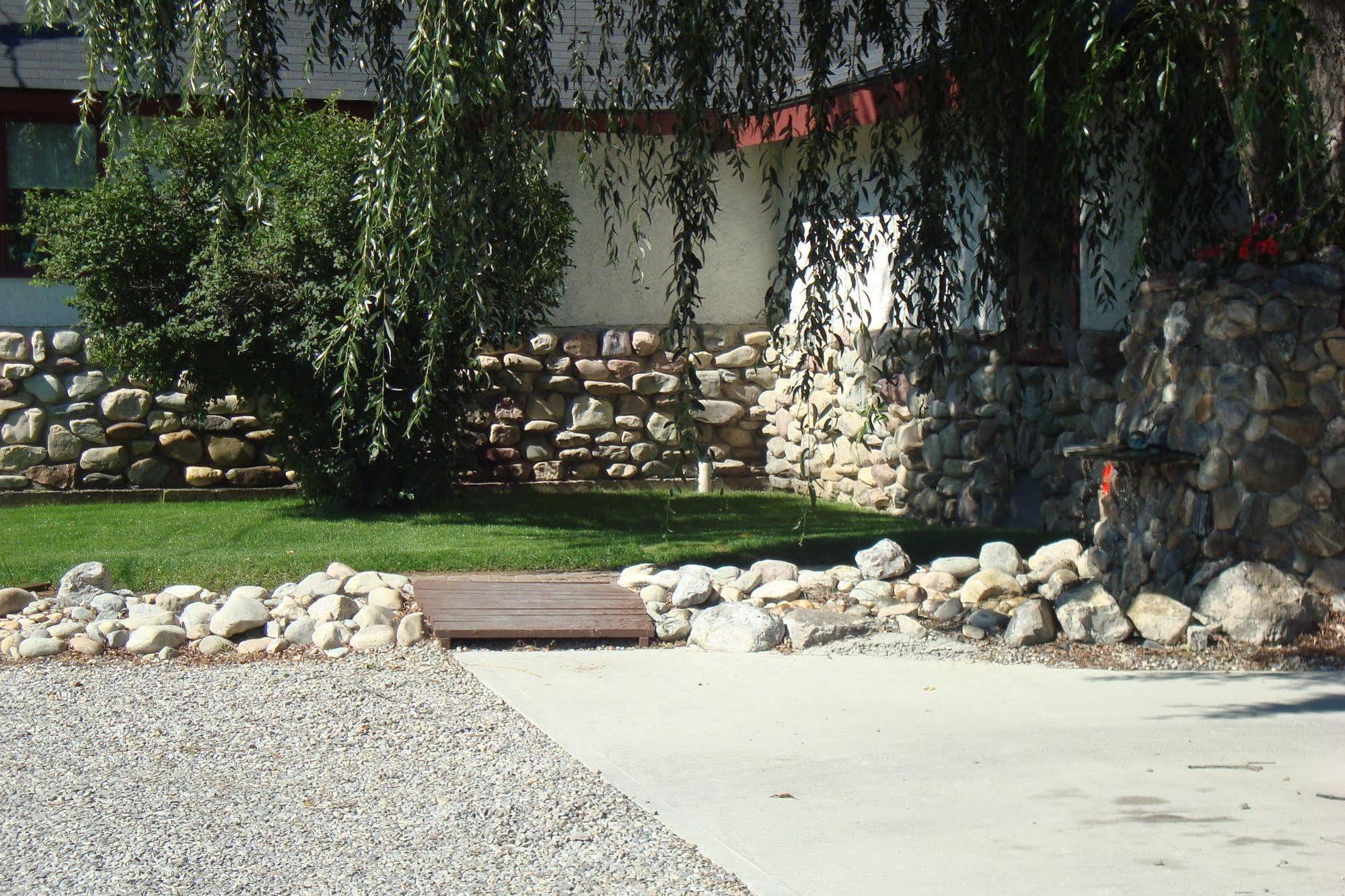 Ypc Fitness & Accomodations Invermere Exteriör bild